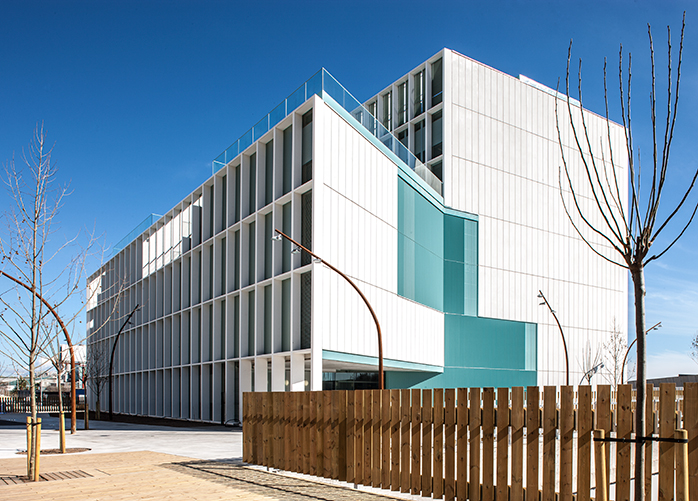 Execució de les obres de nova construcció dels acabats finals del edifici I del Campus Diagonal Besós