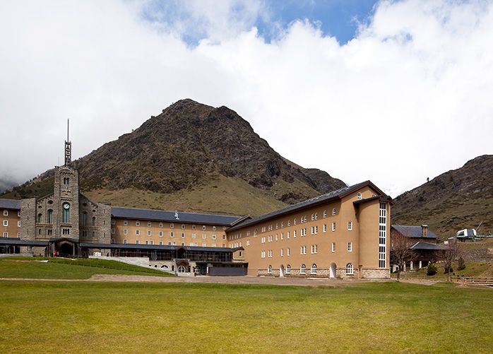 Restauración integradora con el entorno Hotel Vall de Núria