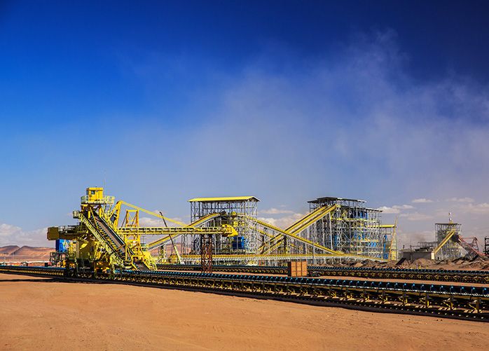 Ampliación de una fábrica mineral en el desierto